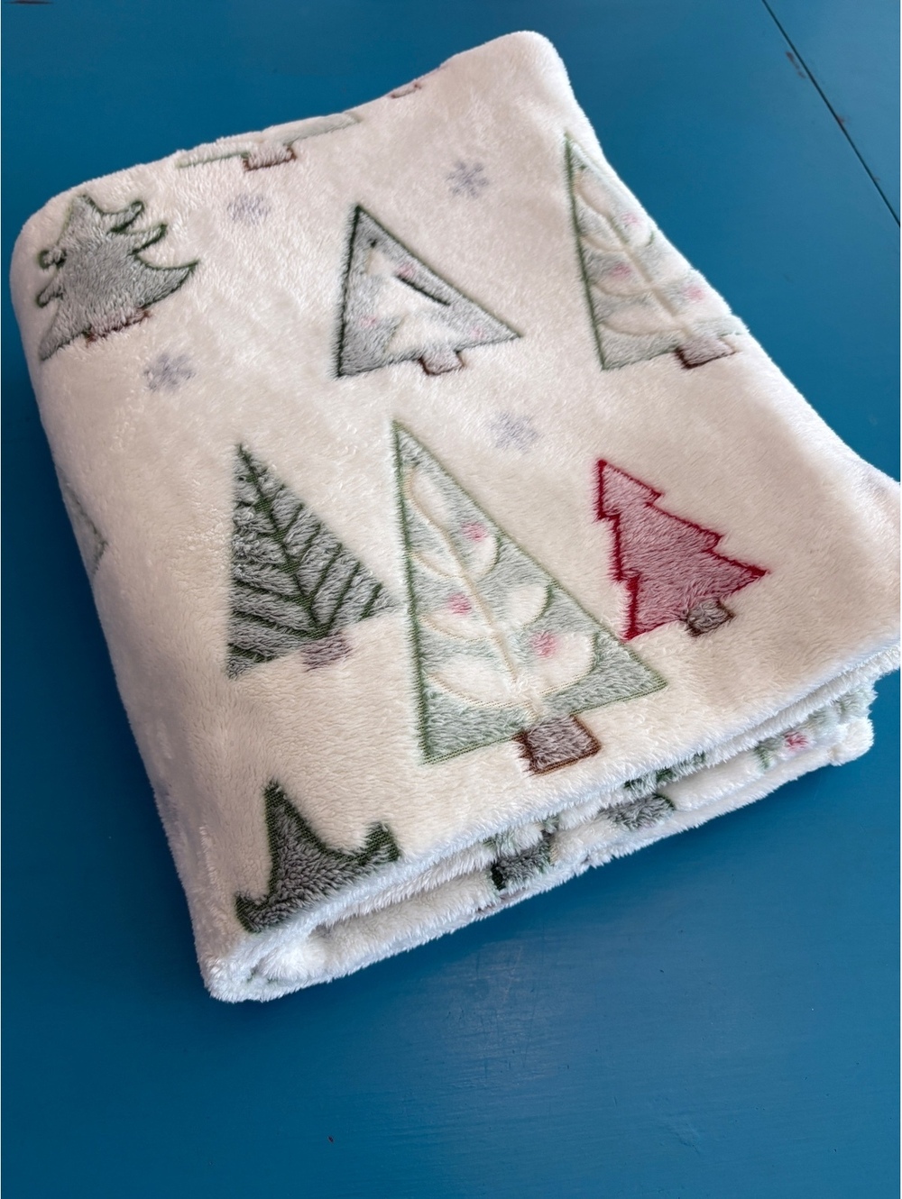 Mainstays Winter Trees Plush Throw Blanket 50x60 Soft Christmas Holiday Fleece